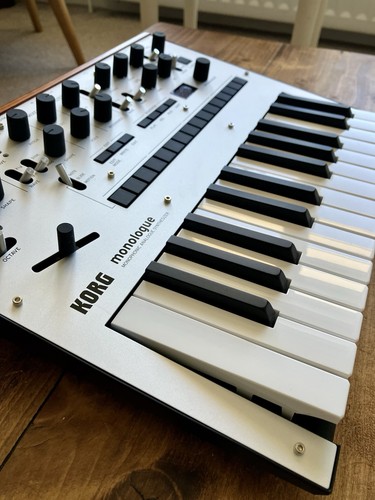 Korg monologue analogue synth - monologue,